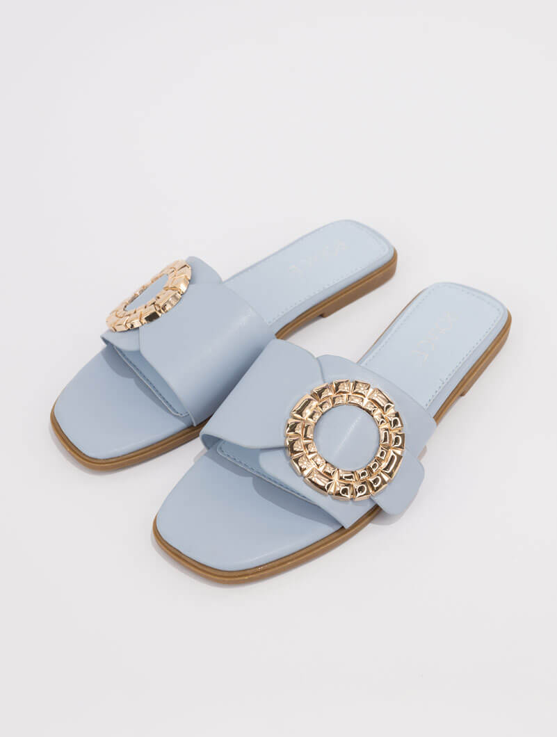 Mules plates à boucle